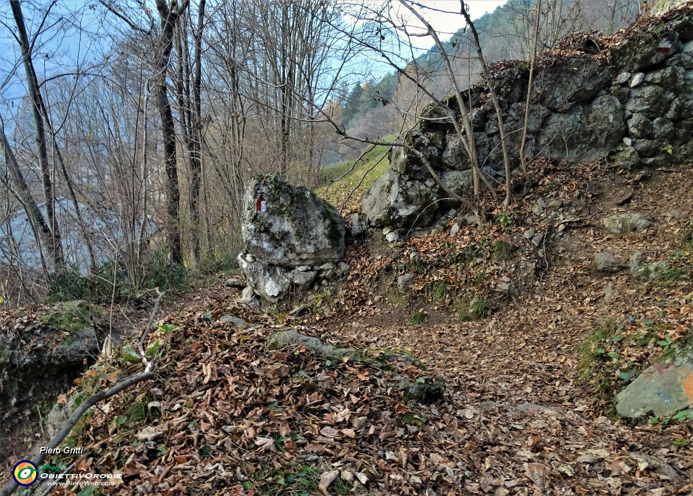 93 A questo punto, terminato l'anello della cima del Pizzo di Spino, rientro sull'inizio del sent. 594 di salita.JPG